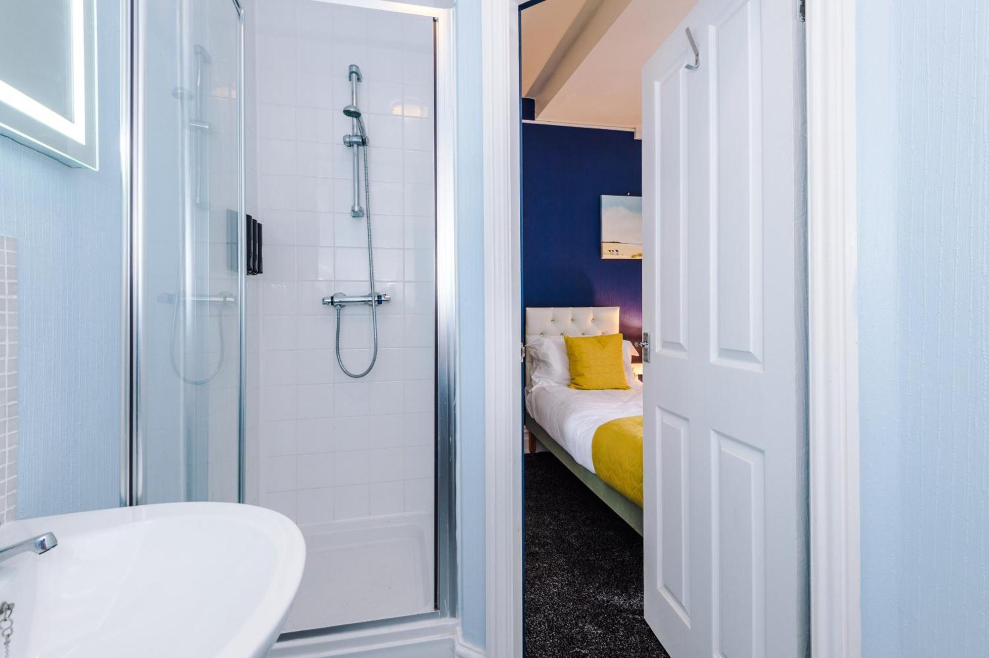 Pebbles Guest House Blackpool Bagian luar foto