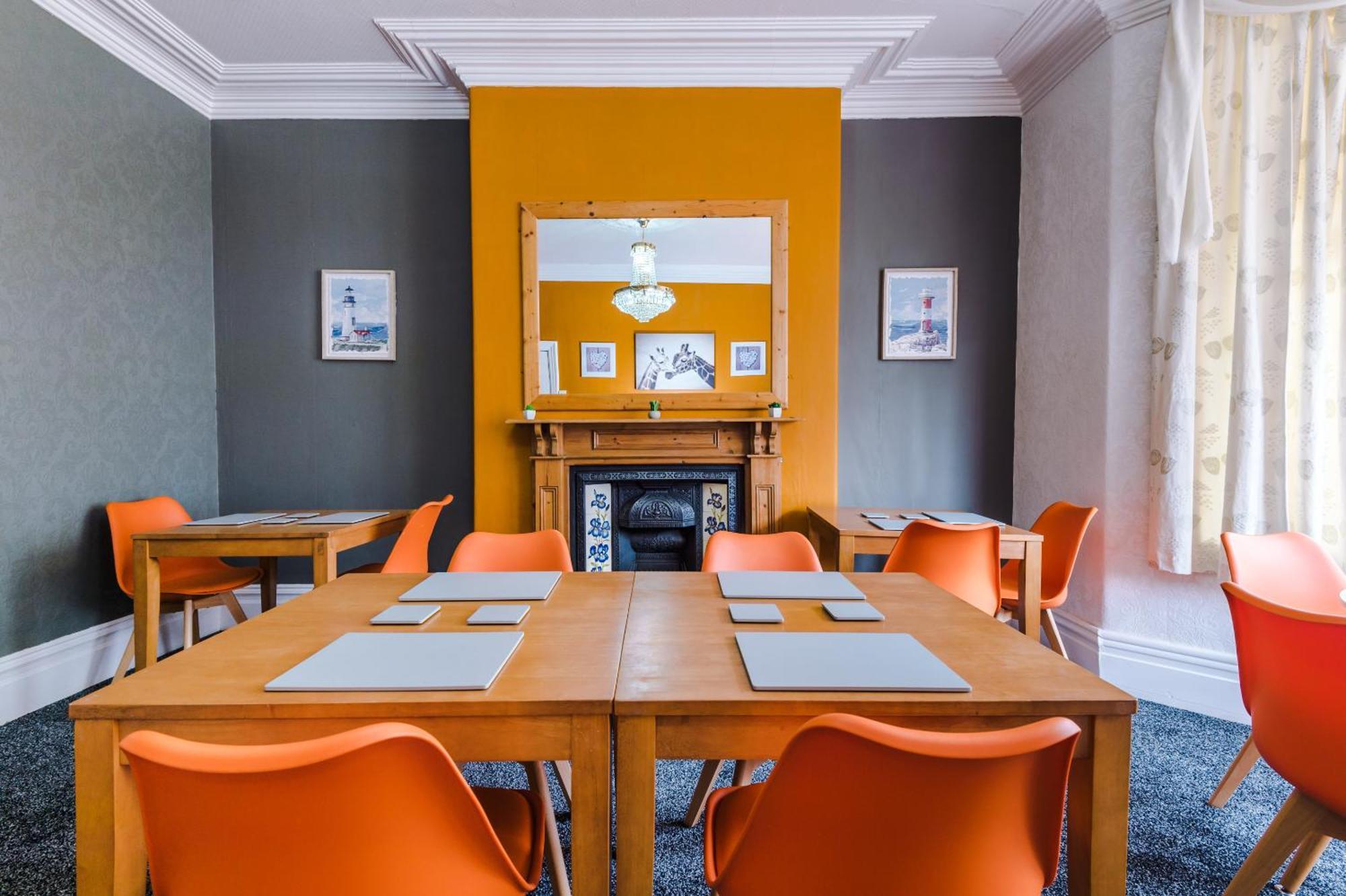 Pebbles Guest House Blackpool Bagian luar foto